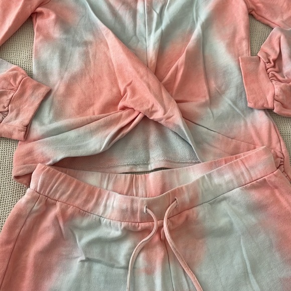 Lounge Set - Picture 2 of 4